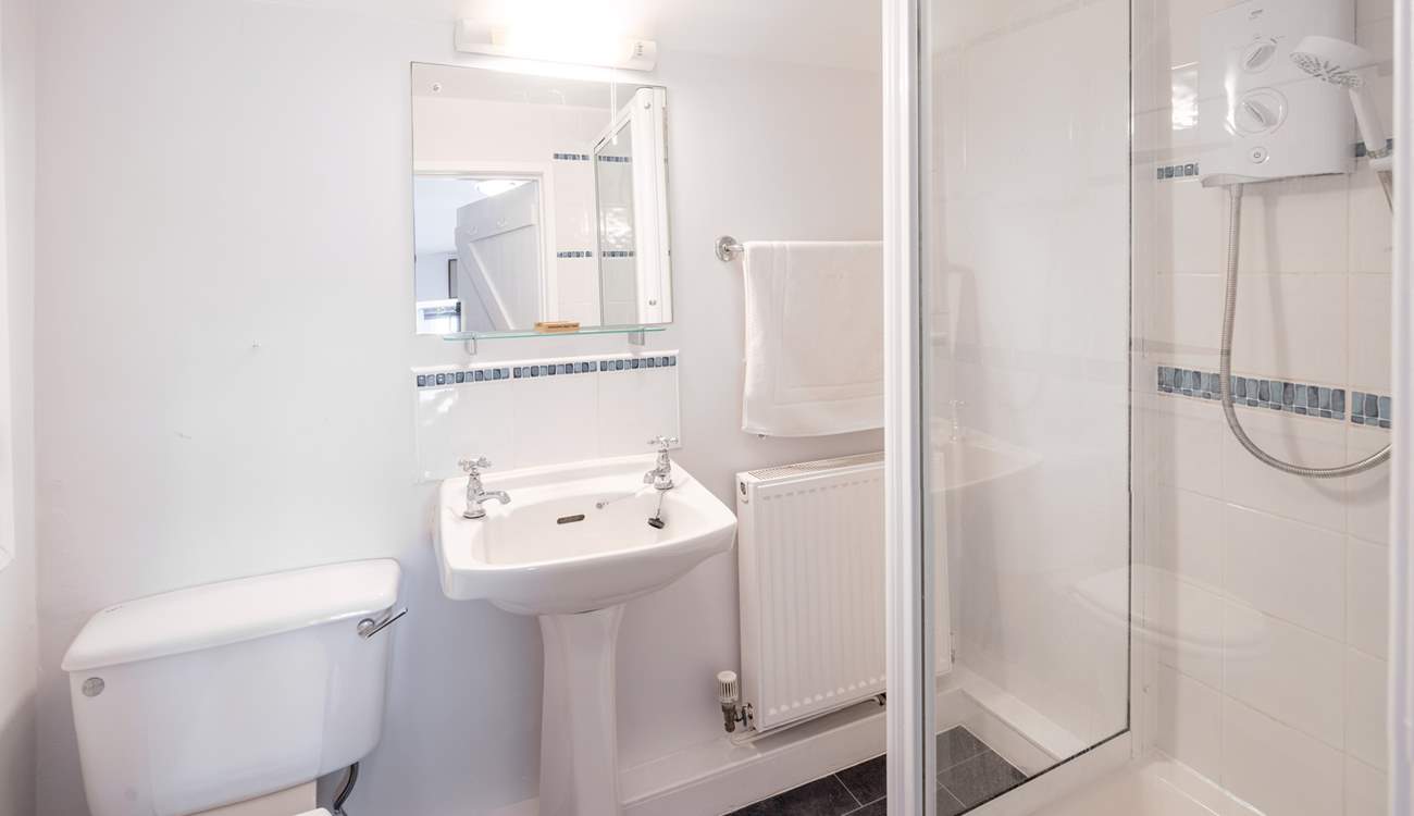 And this room also has an en suite shower-room so no queuing for a shower here.