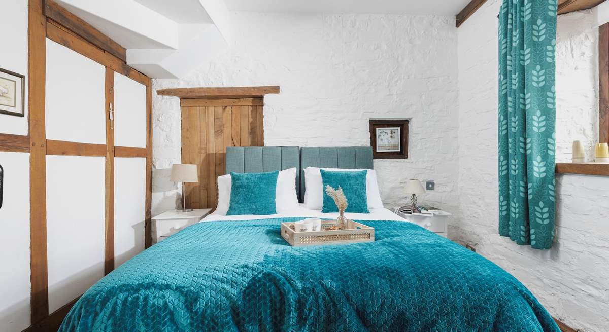 Feel cocooned in comfort, as you snuggle down in this cosy bedroom, which contains 'zip and link' beds that can make a double or twin bedroom.