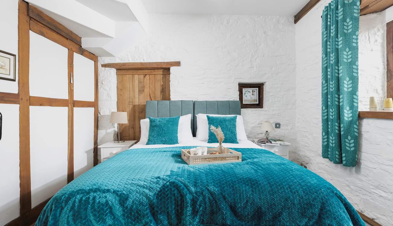 Feel cocooned in comfort, as you snuggle down in this cosy bedroom, which contains 'zip and link' beds that can make a double or twin bedroom.