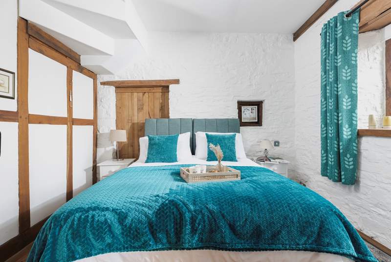 Feel cocooned in comfort, as you snuggle down in this cosy bedroom, which contains 'zip and link' beds that can make a double or twin bedroom.