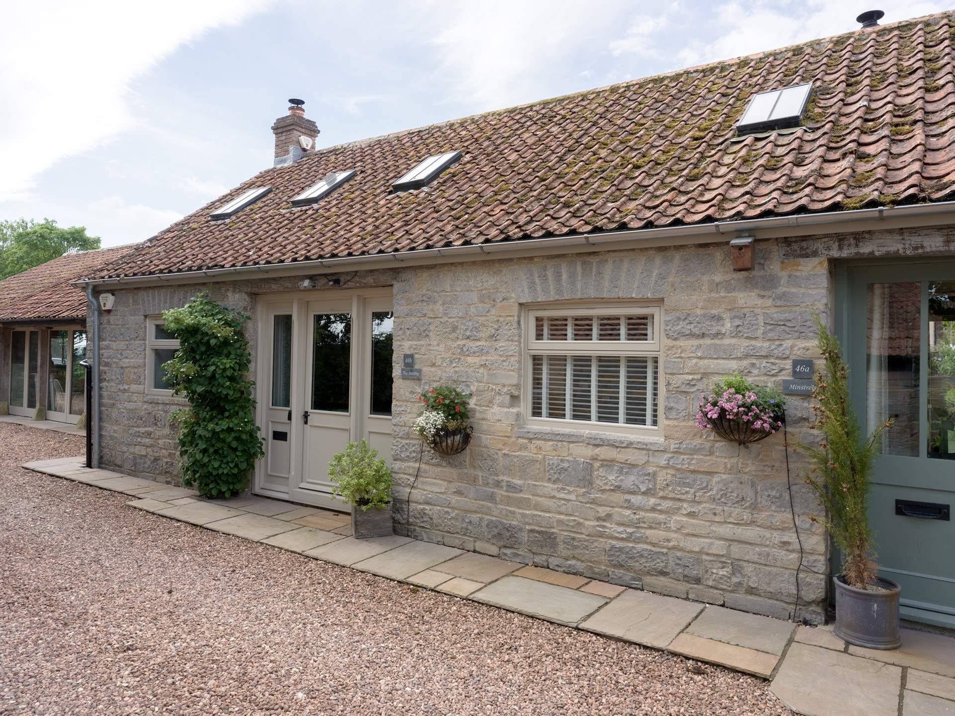 The Minstrels sister property, The Smithy, is just beyond to the left