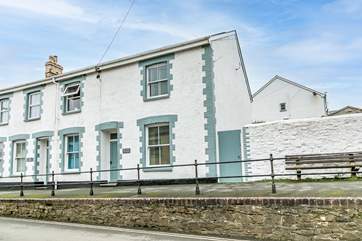 Perfectly positioned on the main street in the charming village of Hartland, welcome to Bay Tree Cottage. With the blue gate being access to your garden and side entrance through the boot room.
