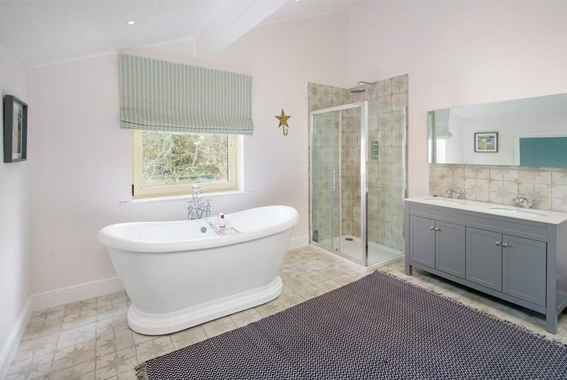 The super en suite with roll-top bath, shared between bedrooms 5 and 6.