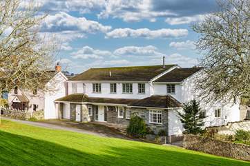 Situated in a quiet area just a short stroll from the centre of Tenby, Landsker House is the perfect holiday retreat for extended family or a group of friends looking for a getaway.
