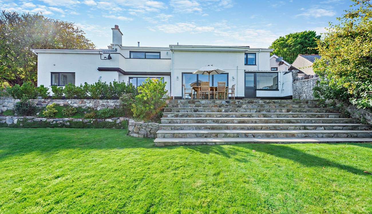 Welcome to Landsker House, nestling in a peaceful corner of the sleepy village of Penally. Stunning sea views across to the Gower, lovely large lawned rear garden and sunny patio. Stroll to nearby Penally beach and across South Beach into Tenby. 