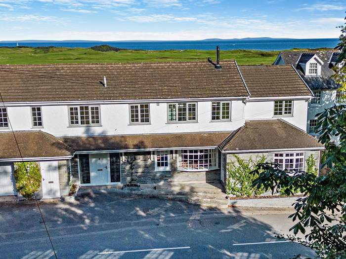 Landsker House, Sleeps 14 in Tenby