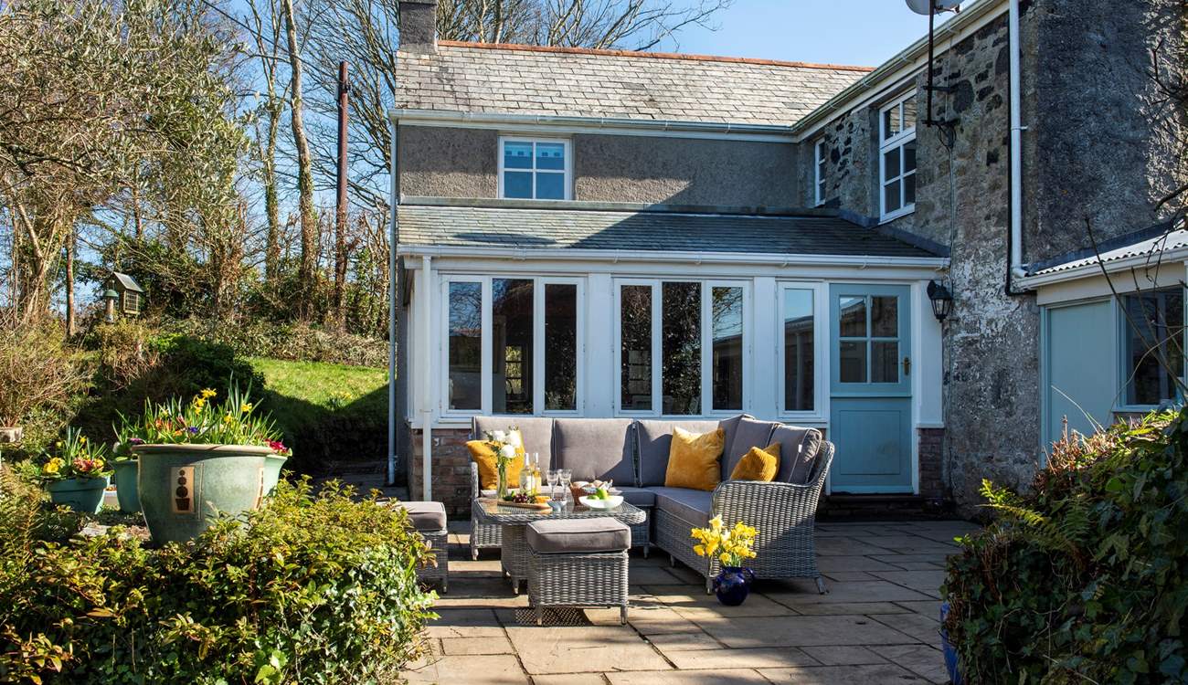 From the dining-area you can step out to the patio.
