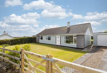 Delightful Seaglass is perfectly situated in tranquil wrap-around gardens and a mere five minute walk away from the centre of Portscatho.