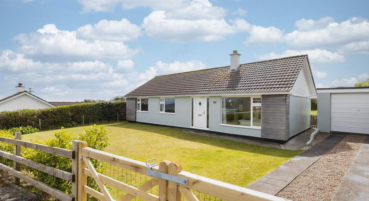 Delightful Seaglass is perfectly situated in tranquil wrap-around gardens and a mere five minute walk away from the centre of Portscatho.