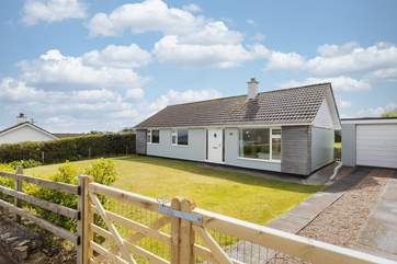 Delightful Seaglass is perfectly situated in tranquil wrap-around gardens and a mere five minute walk away from the centre of Portscatho.