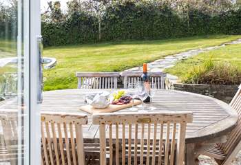 Al fresco dining, the best holiday pastime. 