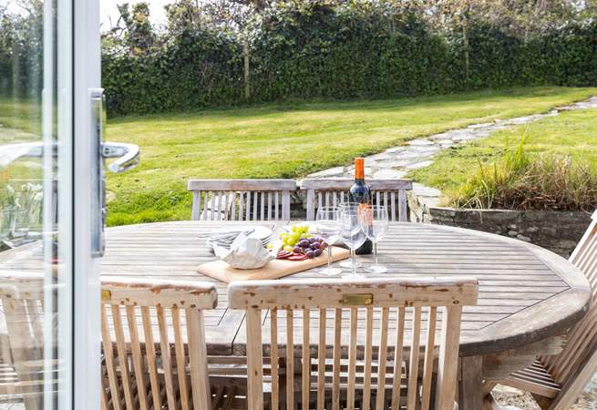 Al fresco dining, the best holiday pastime. 