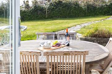 Al fresco dining, the best holiday pastime.