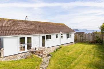 Perfectly situated at the head of a quiet cul-de-sac, Seaglass is a short walk away from the delights of the village centre and the beach.