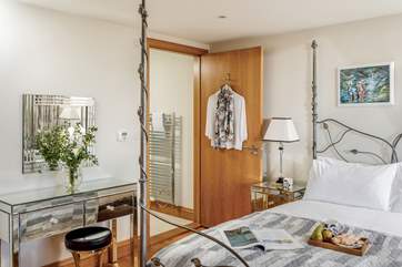 The en suite to the main bedroom.