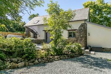 Moonlit Barn enjoys a beautiful alfresco patio area with that all important hot tub!