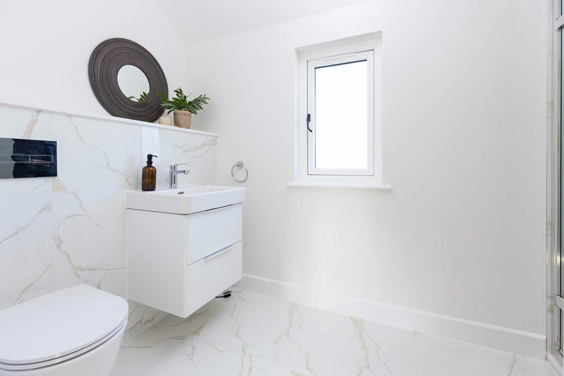 The en suite shower-room.