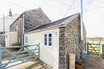 Glendale Cottage is a pretty semi-detached cottage nestled in gorgeous Devonshire countryside.