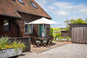 Enjoy the evening sun in the outside dining-area.