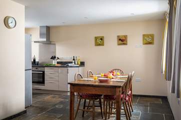 Enjoy sociable evenings together in the open plan kitchen/dining-room.