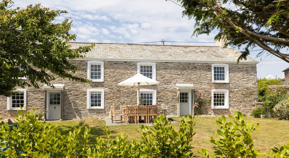 Coastguards is a dreamy Cornish cottage nestled in pretty gardens with views towards Gerrans Bay and beyond.