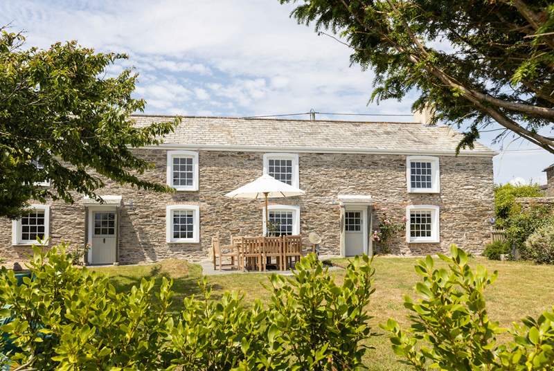 Coastguards is a dreamy Cornish cottage nestled in pretty gardens with views towards Gerrans Bay and beyond.