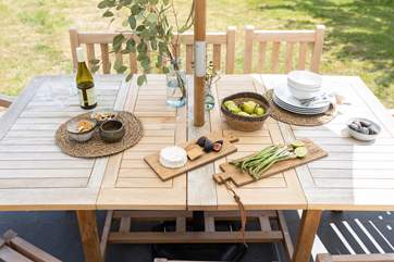 Al fresco dining, the perfect holiday pastime.