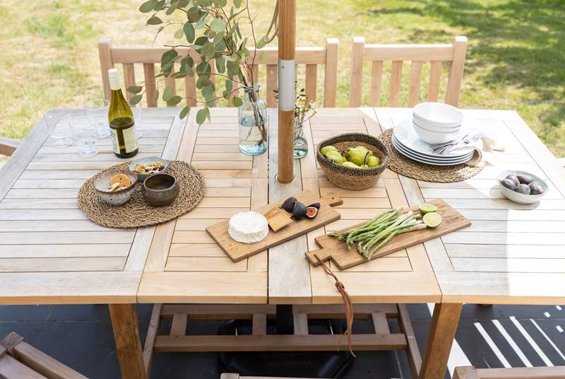 Al fresco dining, the perfect holiday pastime.