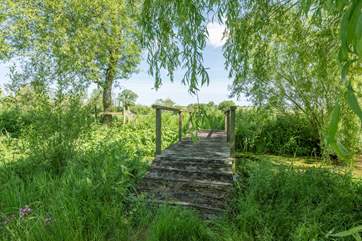 Take a stroll around the owners' grounds and enjoy this spot by the River Piddle (please take care with children and dogs).