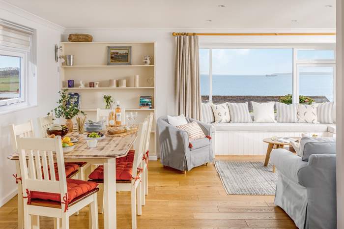 Carricknath is a 3 bedroom holiday cottage with sea views in St Mawes, South Cornwall.