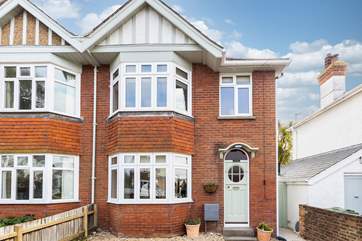 Valdora is a beautiful, traditional semi-detached house perfectly situated in the centre of the charming village of Seaview.