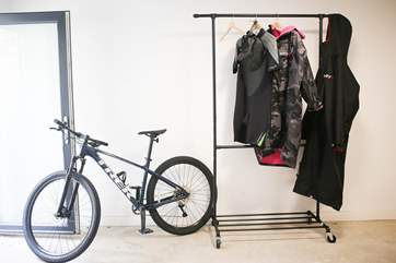 Outside there is a locked storage area - perfect for leaving bikes and wetsuits in.