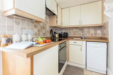 The cute kitchen is excellently equipped.