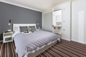 The gorgeous main bedroom...