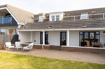 With seating in the garden and under the veranda, dine al fresco in sun or shade.