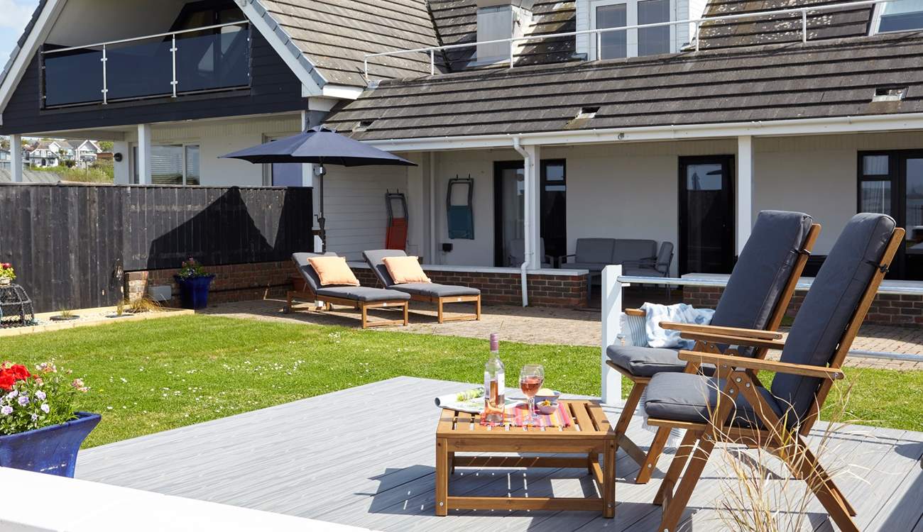 With seating in the garden and under the verandah, dine al fresco in sun or shade.