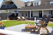 With seating in the garden and under the verandah, dine al fresco in sun or shade.