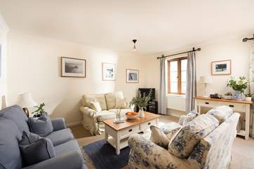 Cosy sofas invite you to relax in the open plan living-room.