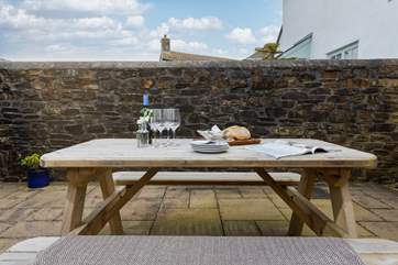 Al fresco dining, it's what holidays are made for!