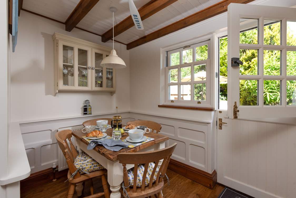 The cute dining-table.