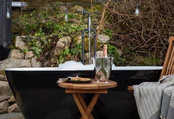 The outdoor bath is the most heavenly addition to this hidden haven. Al fresco bathing never looked so good. 