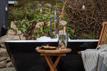 The outdoor bath is the most heavenly addition to this hidden haven. Al fresco bathing never looked so good.