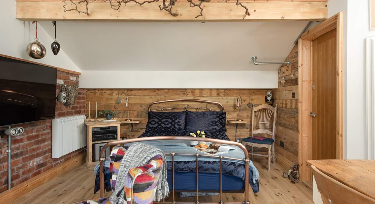 The luxurious bed has a fabulous brass bedstead, giving the cabin a rustic and industrial, yet chic look and feel. 