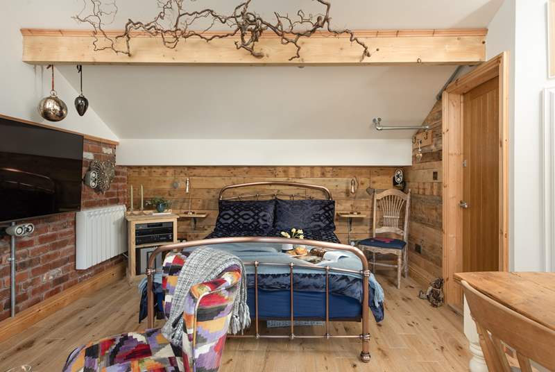 The luxurious bed has a fabulous brass bedstead, giving the cabin a rustic and industrial, yet chic look and feel. 