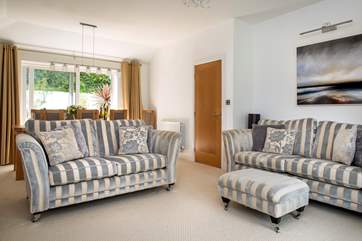 Cosy up in the sitting/dining-room after a thrilling day at the seaside.