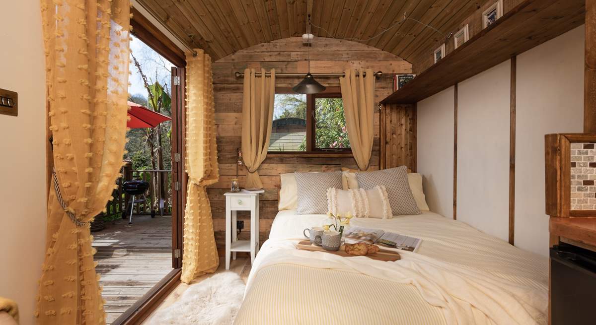 Double doors open up the hut to the freshness of its natural surroundings.