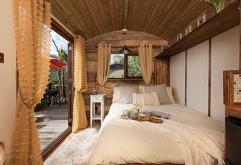 Double doors open up the hut to the freshness of its natural surroundings.