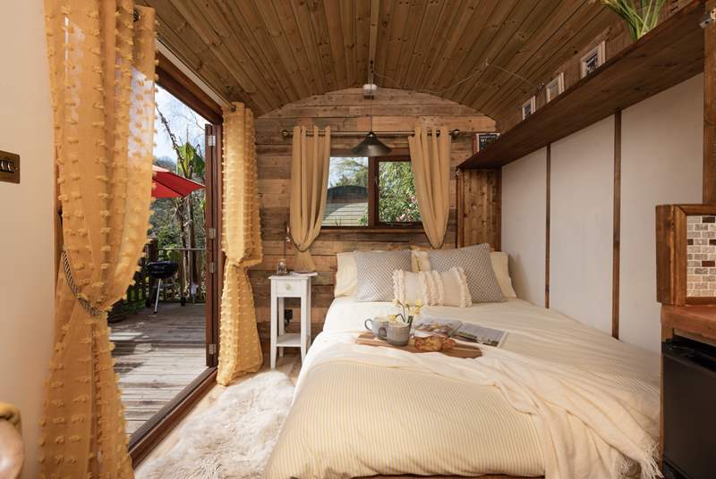 Double doors open up the hut to the freshness of its natural surroundings.