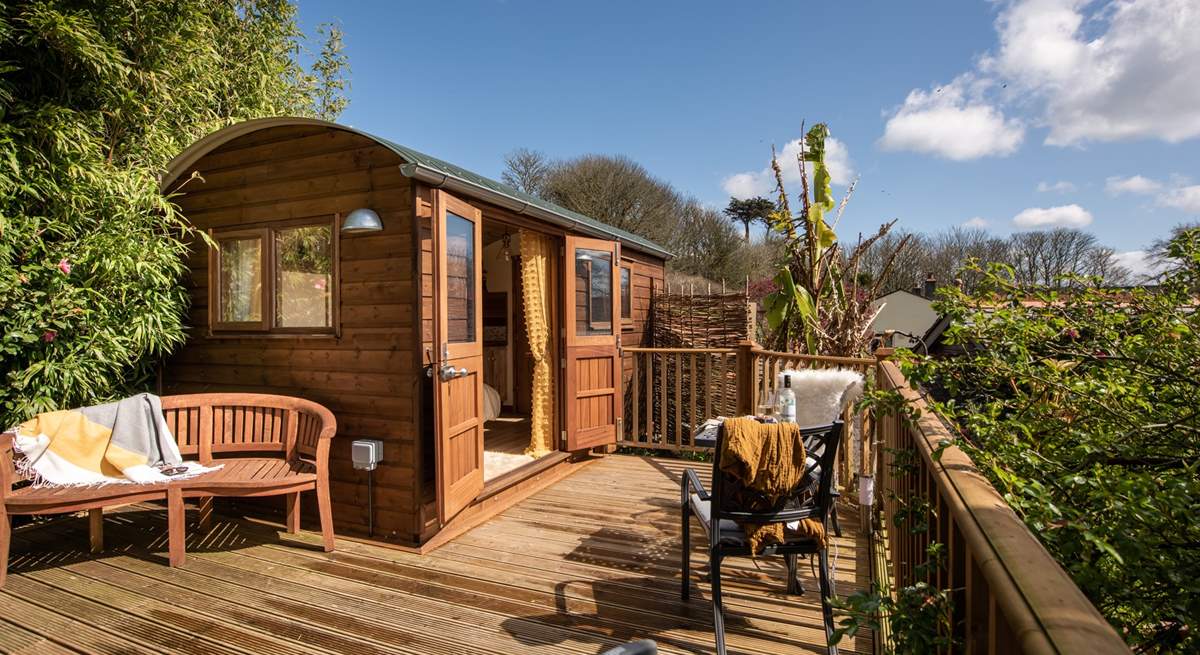 Poldu is a charming shepherd's hut with everything you'll need for a cosy escape.