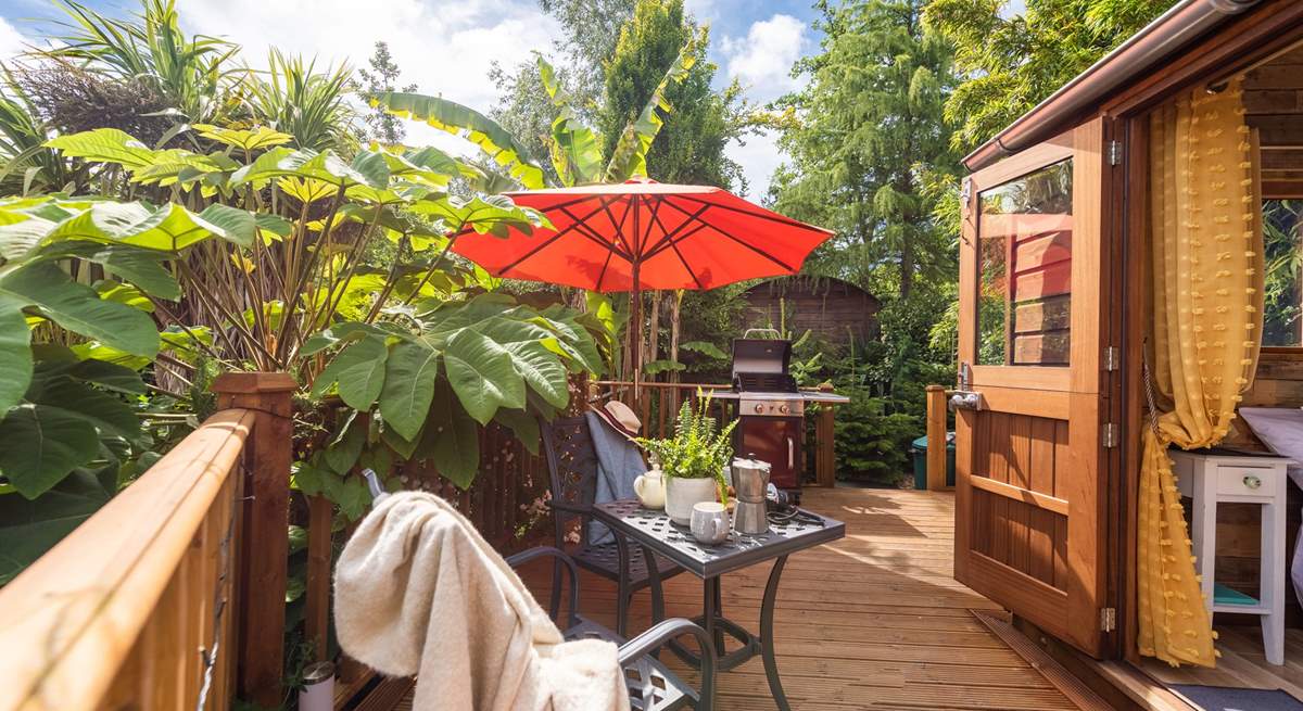 What a dreamy summer set-up. Enjoy romantic evenings, cooking up a storm on the gas barbecue. 